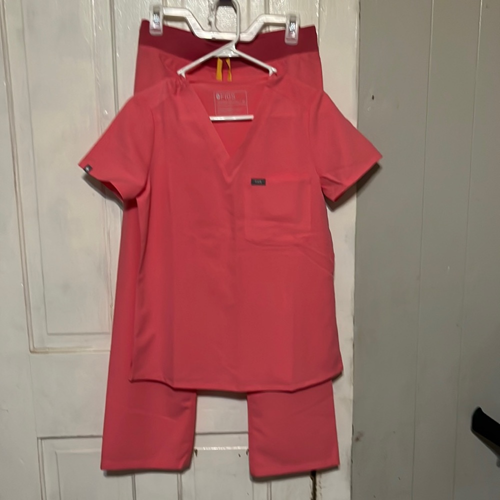 NWOT, pink fig scrubs, XS/P